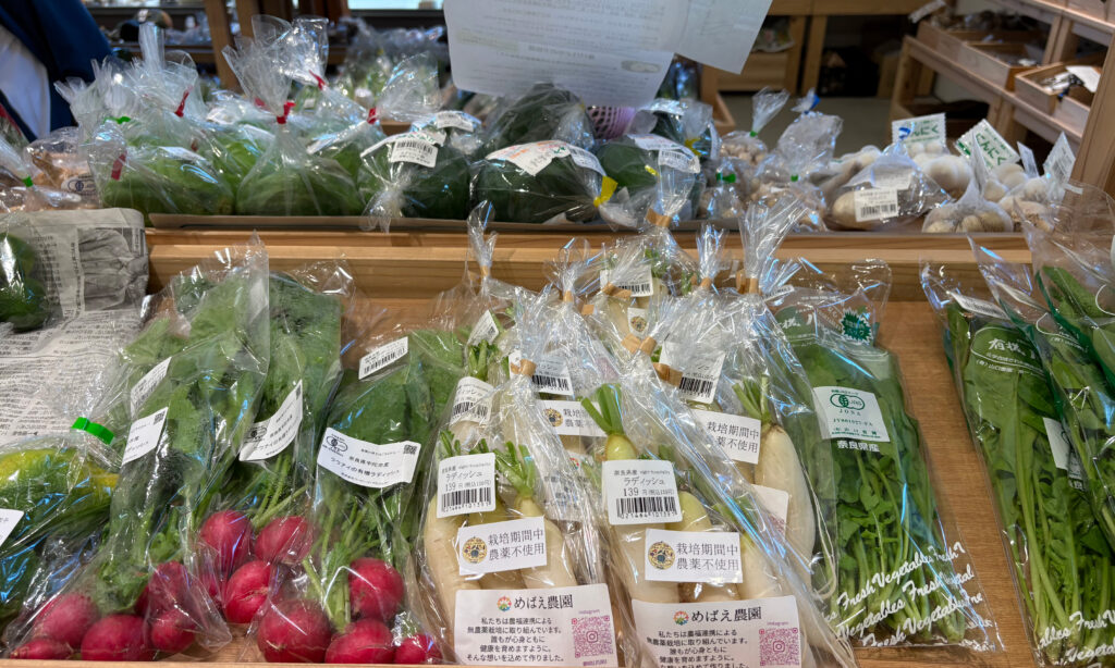 袋詰めして地元の直売所へ届ける野菜